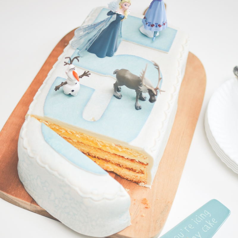 Frozen® characters Anna & Olaf on number cake No. 5