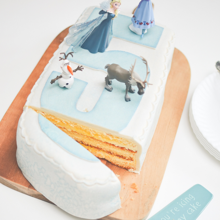Frozen® characters Anna & Olaf on number cake No. 5