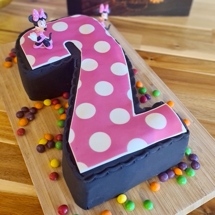 Number cake with Minnie Mouse® figure