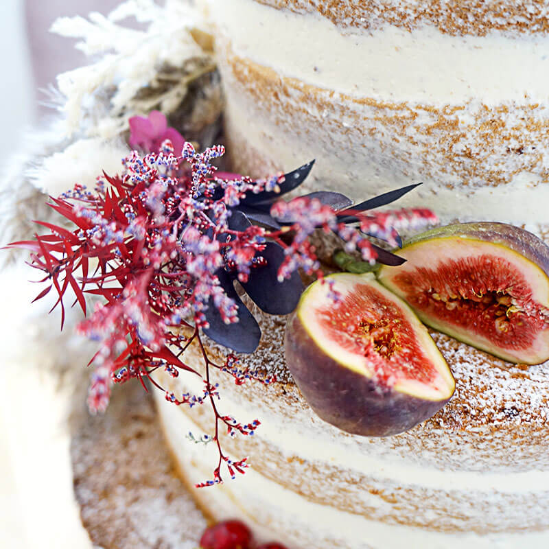 Boho Wedding Vanilla-Raspberry 2-tier including decorations and cake topper – serves 30 people!