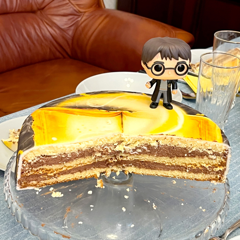 Harry Potter® on a yellow magic cake