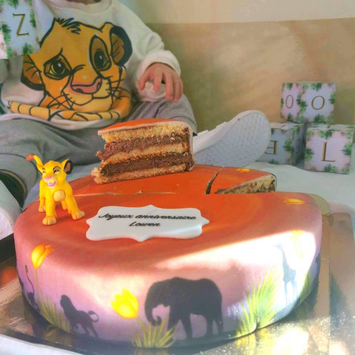 Simba® on a round savannah cake