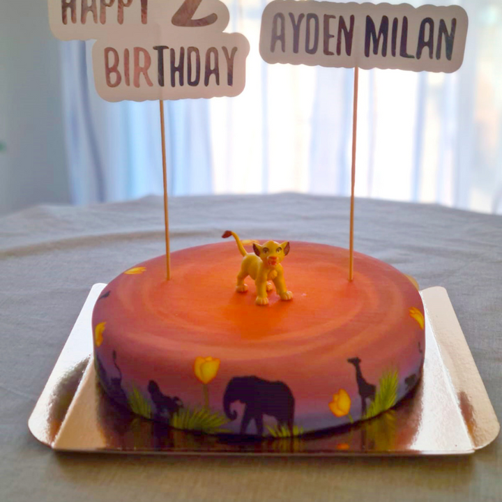 Simba® on a round savannah cake