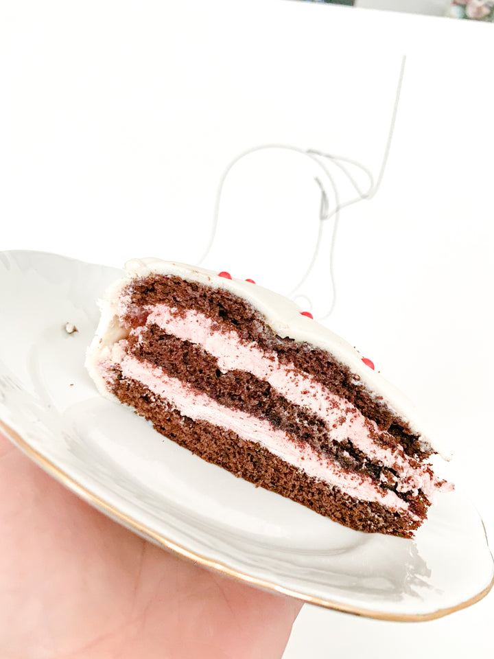 Deluxe Valentine’s Day cake in a heart shape – various colours