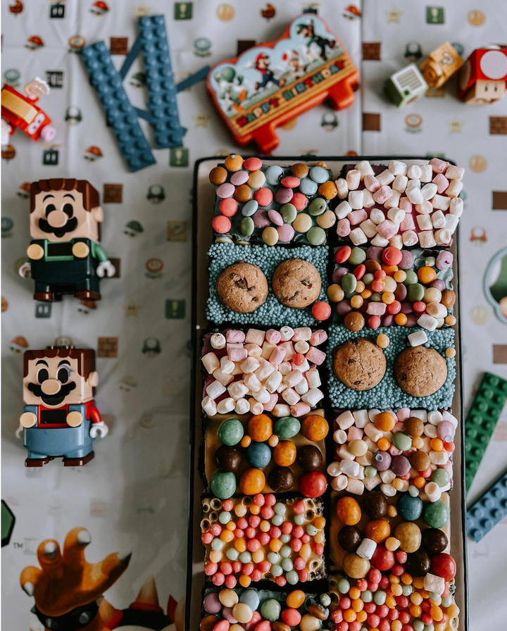 15 brownies with a colourful decoration mix