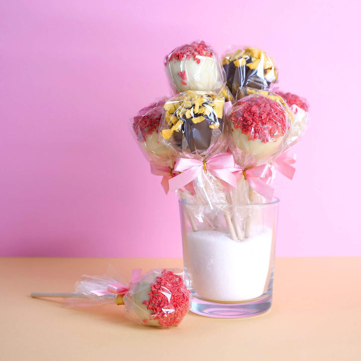 Cake pops with orange & strawberry crisp (12 pieces)