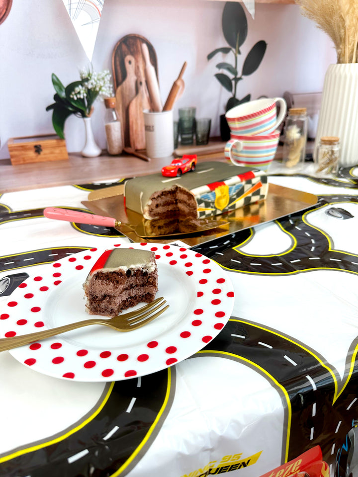 Cars® - Lightning McQueen on the race track cake