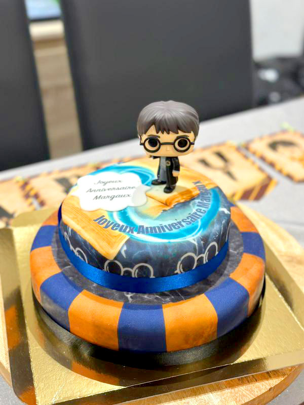 Harry Potter® on a 2-tier raven cake