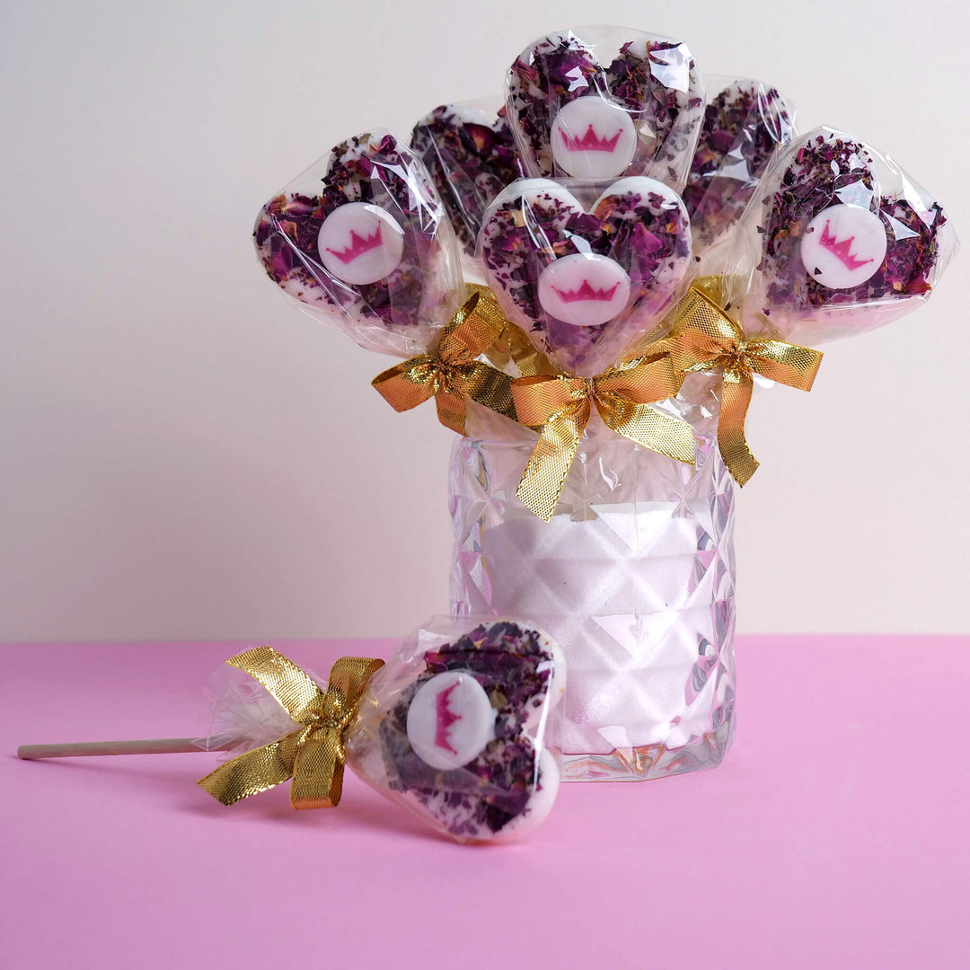 White heart-shaped lollipops with rose petals and logo (10 pieces)