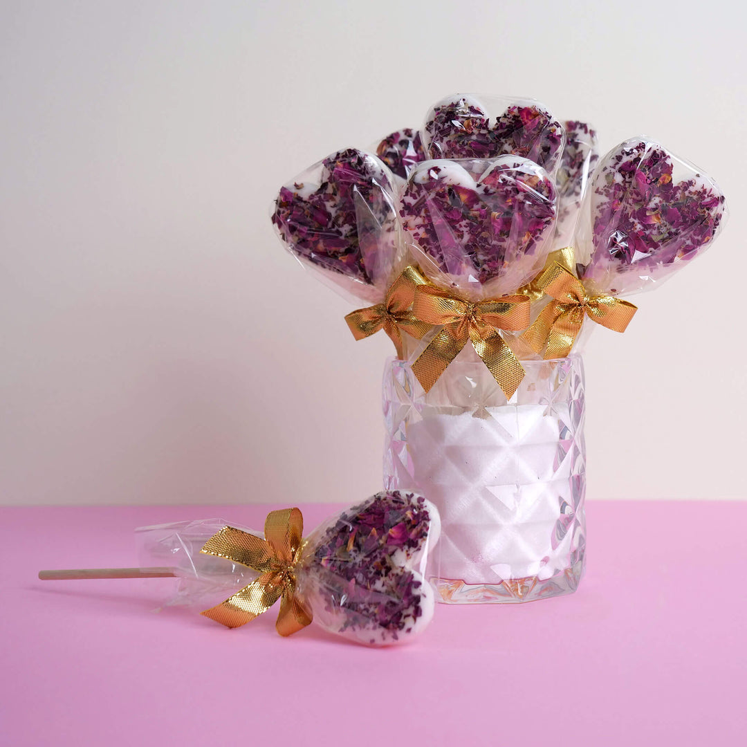 White heart-shaped lollipops with rose petals (10 pieces)