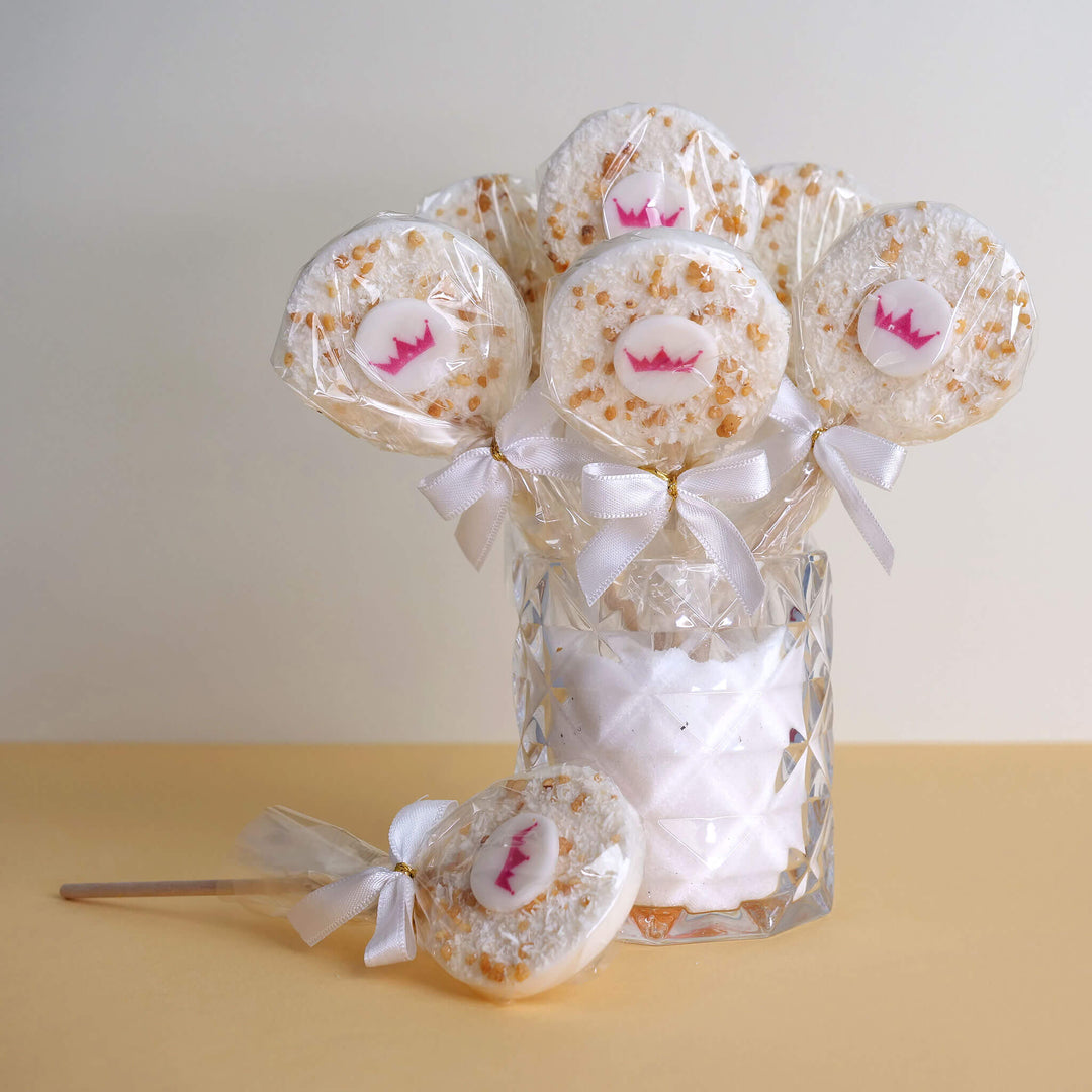 White lollipops with almond brittle and coconut flakes with logo (10 pieces)