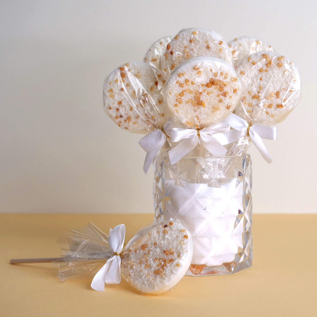 White lollipops with almond brittle and coconut flakes (10 pieces)