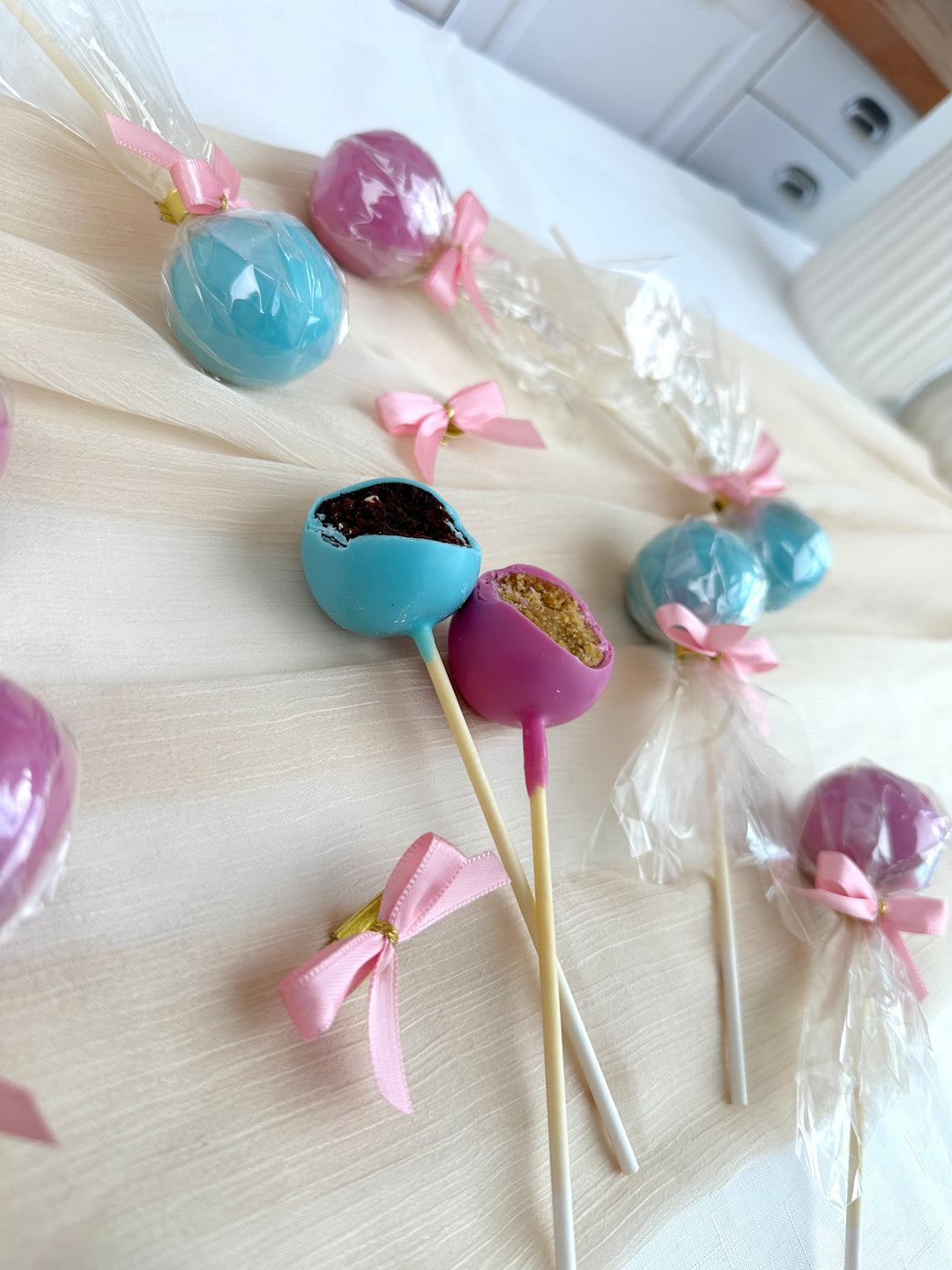 Cake pops with colourful icing and logo (12 pieces)