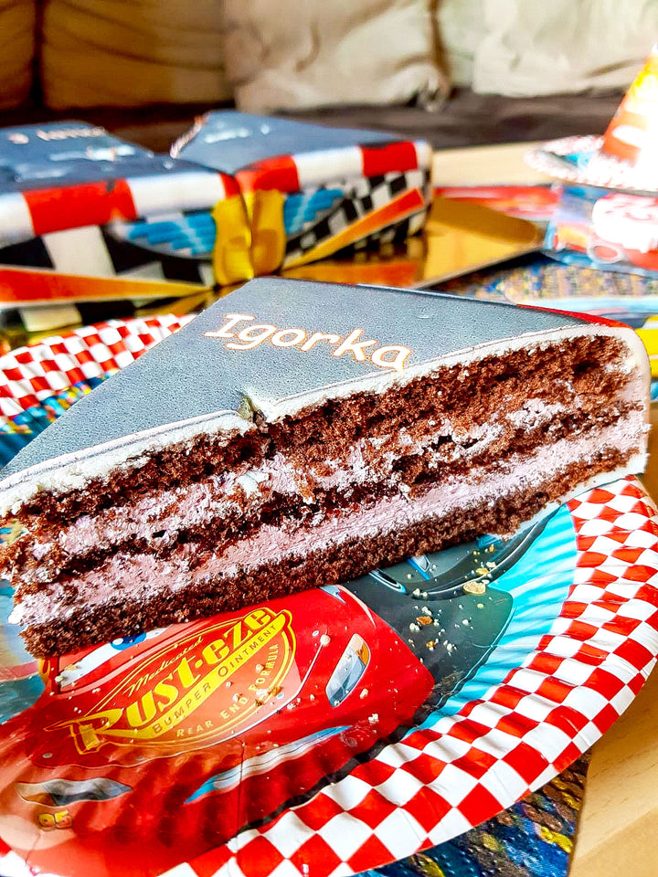Cars® - Lightning McQueen on the race track cake