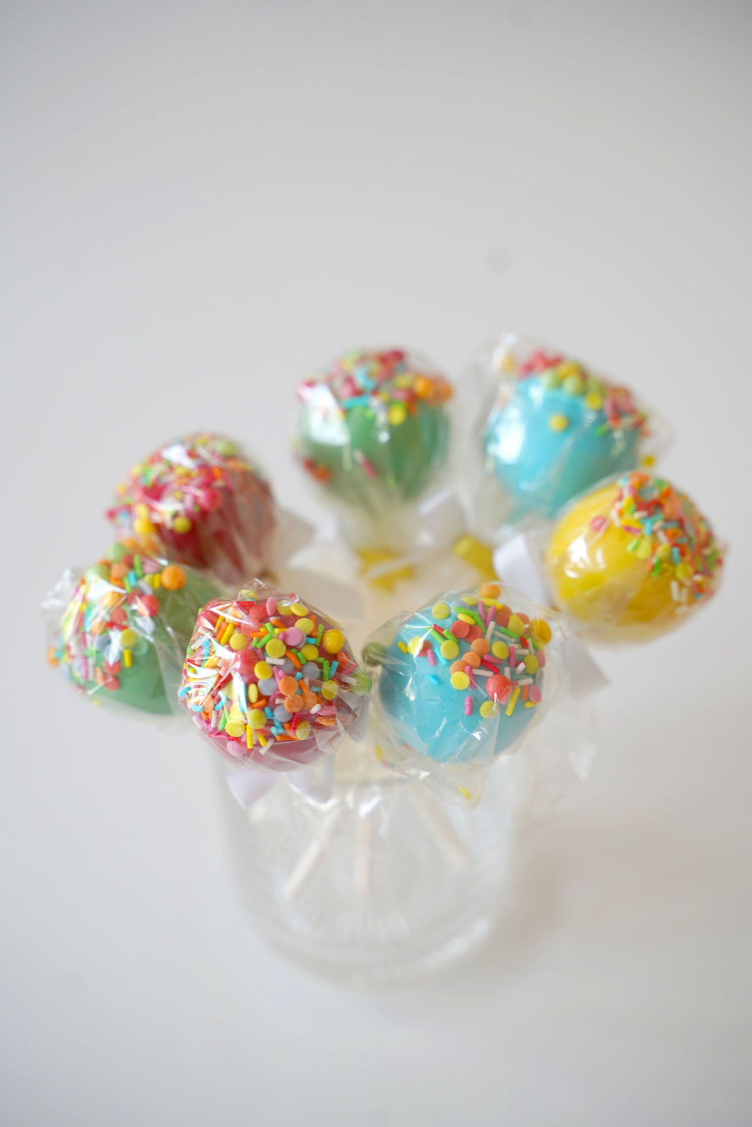 Colourful cake pops with sprinkles and confetti (12 pieces)