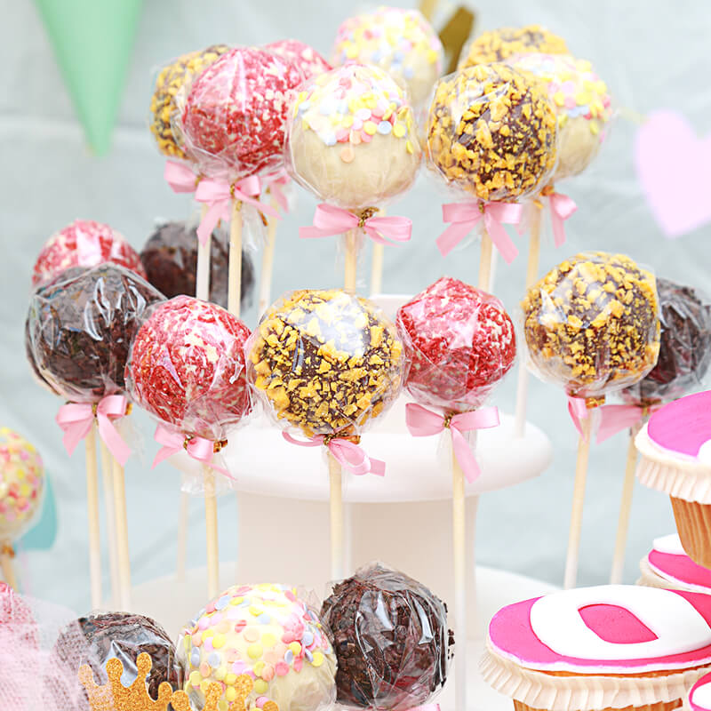 Cake pops with orange & strawberry crisp (12 pieces)
