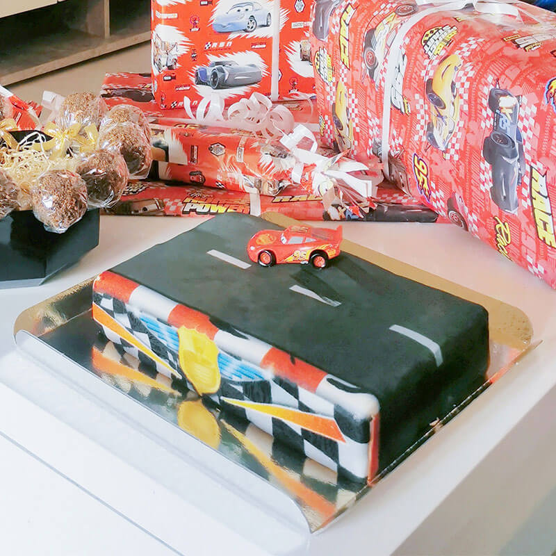 Cars® - Lightning McQueen on the race track cake