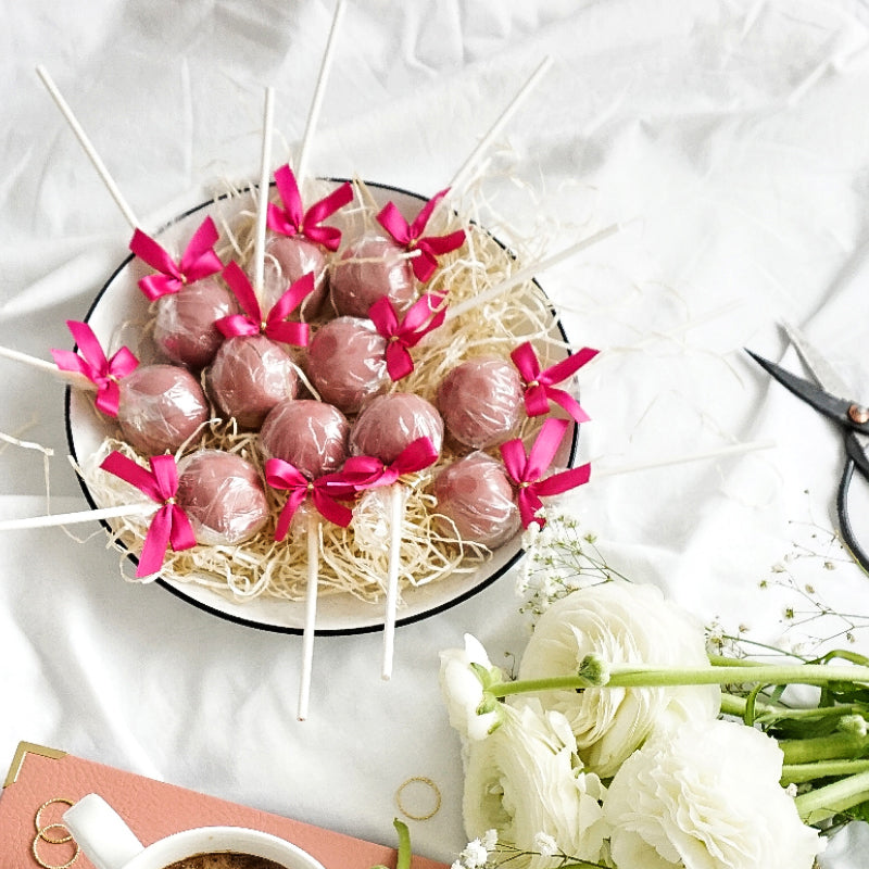 Cake pops with ruby chocolate (12 pieces)