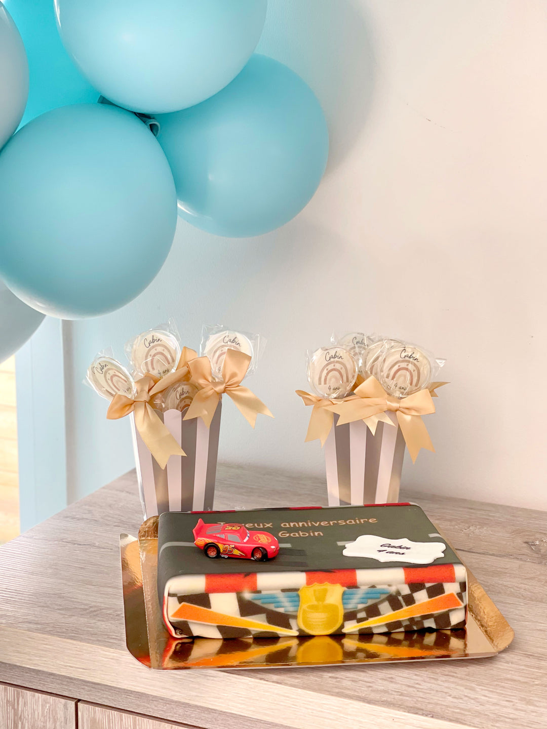 Cars® - Lightning McQueen on the race track cake