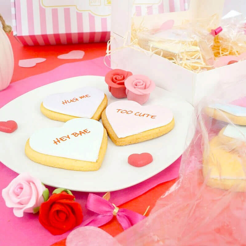 Heart-shaped biscuits with a love message (12 pieces)