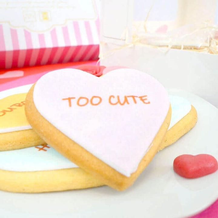 Heart-shaped biscuits with a love message (12 pieces)