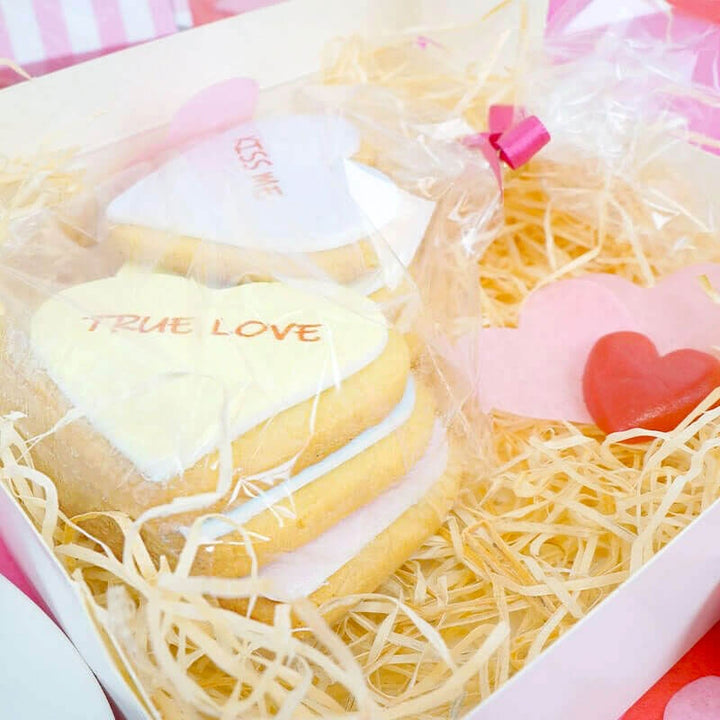 Heart-shaped biscuits with a love message (12 pieces)