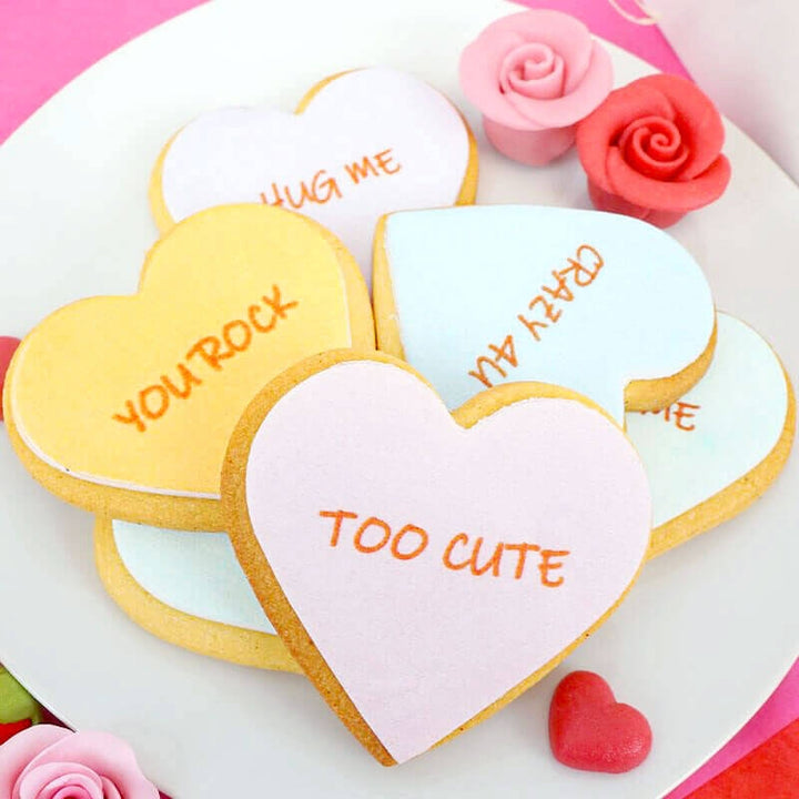 Heart-shaped biscuits with a love message (12 pieces)