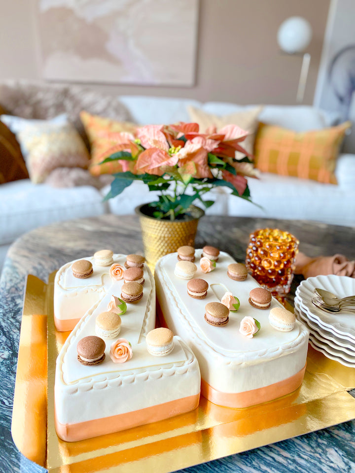 Double-digit cakes, various colours