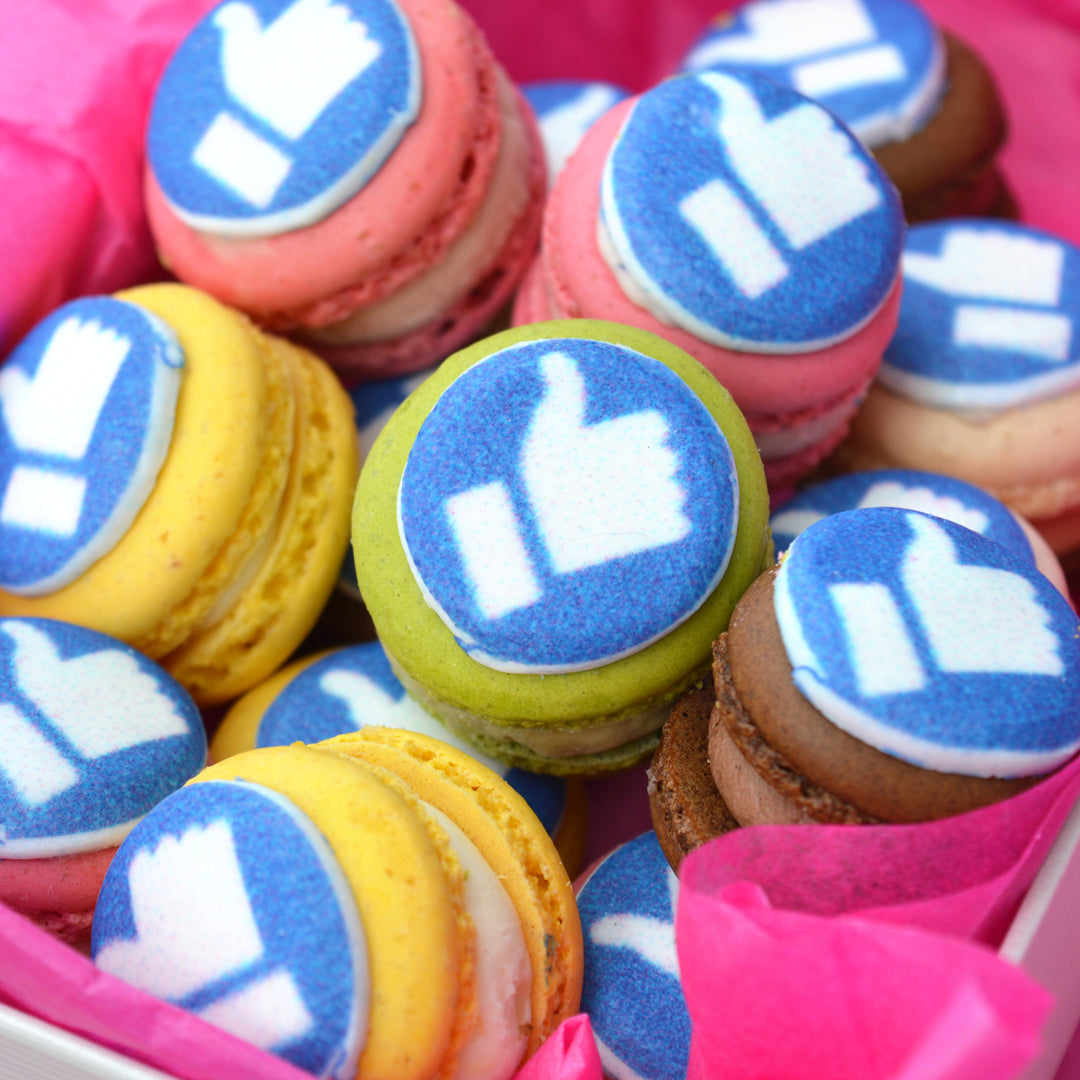Macarons with logo (16 pieces)