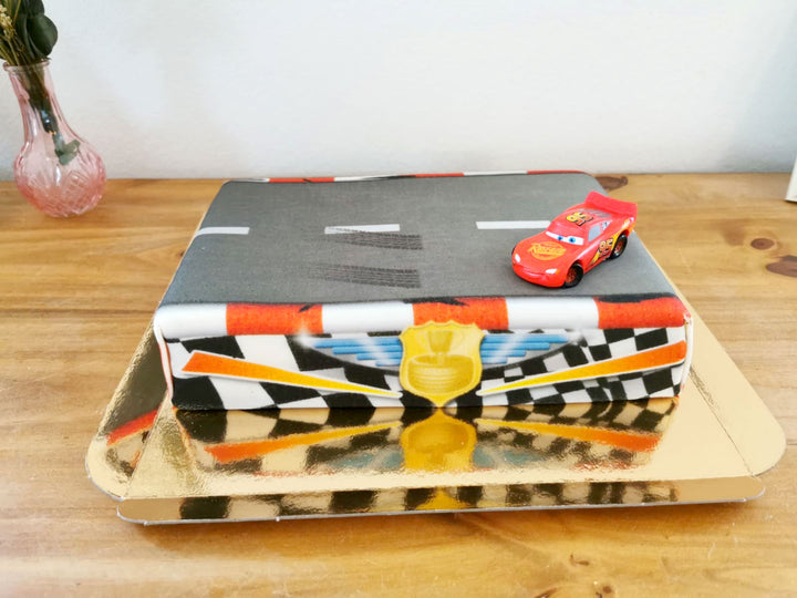 Cars® - Lightning McQueen on the race track cake