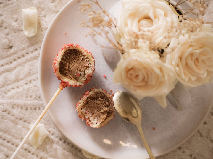 Cake pops with orange & strawberry crisp (12 pieces)