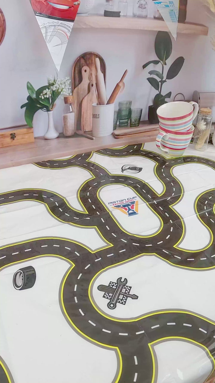 Cars® - Lightning McQueen on the race track cake