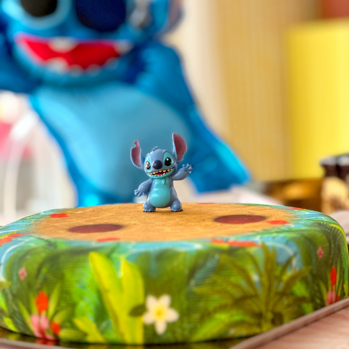 Stitch® on Tropical Beach Cake