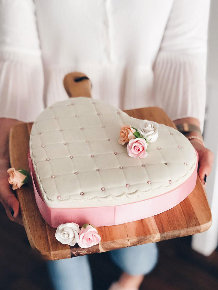 Deluxe Valentine’s Day cake in a heart shape – various colours