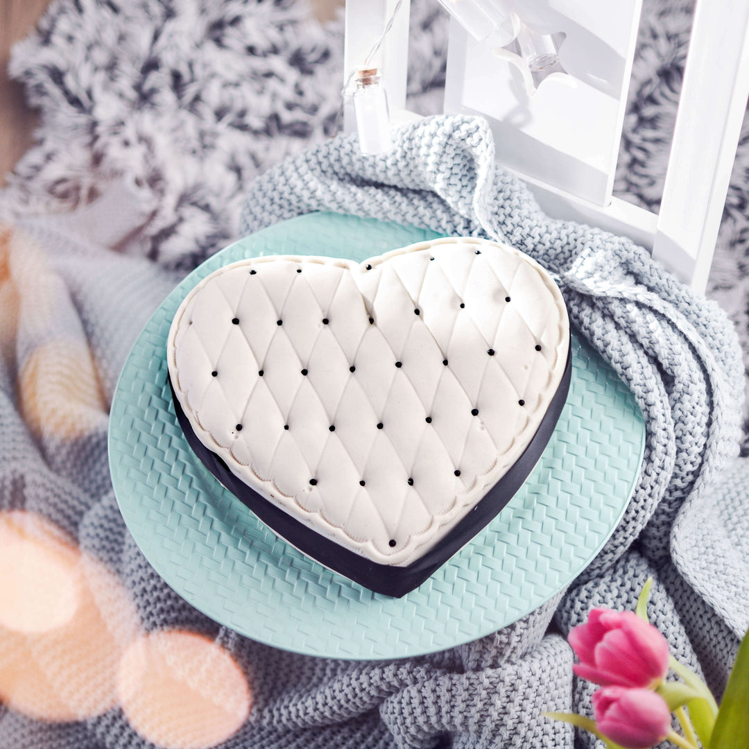Deluxe Valentine’s Day cake in heart shape, black & white